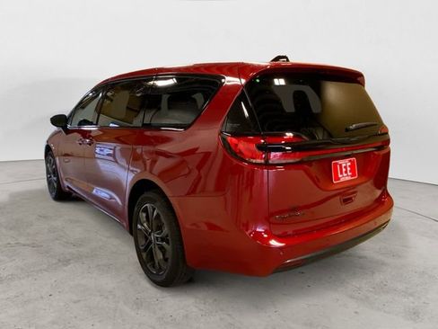 New 2026 Chrysler Pacifica Select image 3