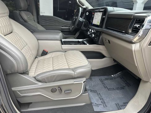 Used 2025 Ford F450 Platinum w/ Platinum Plus Package image 24