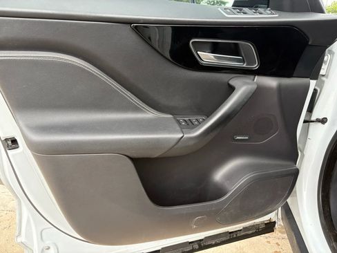 Used 2017 Jaguar F-PACE R-Sport image 9