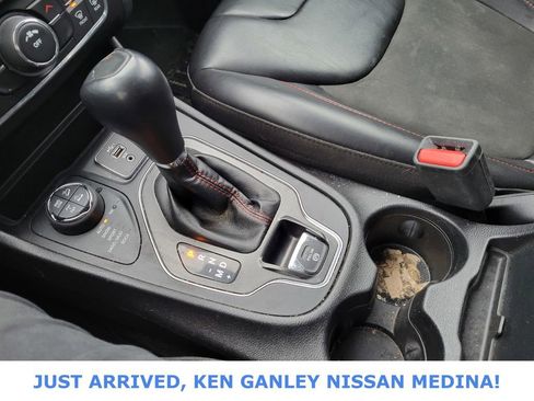 Used 2020 Jeep Cherokee Trailhawk image 11