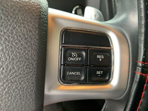 Used 2013 Dodge Challenger R/T image 13