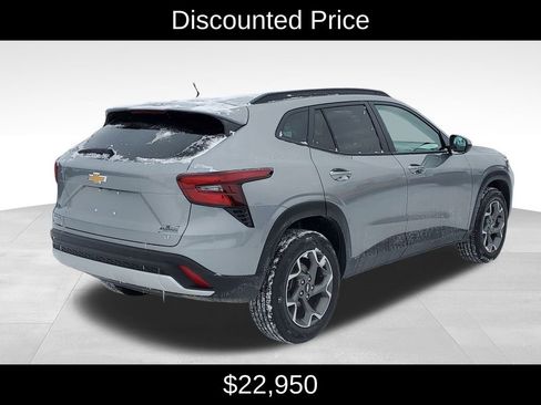 Used 2025 Chevrolet Trax LT w/ LT Convenience Package image 3