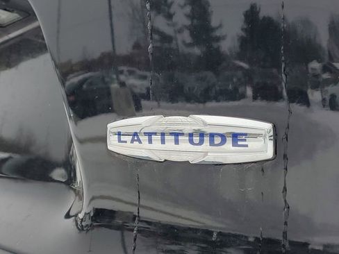 Used 2019 Jeep Cherokee Latitude Plus w/ Cold Weather Group AWD/4WD image 6