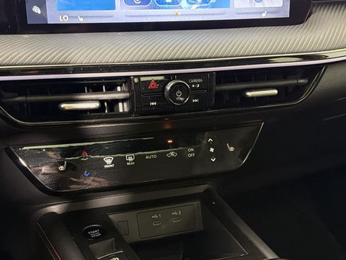 Used 2025 Nissan Kicks SR w/ SR Premium Package FWD image 18