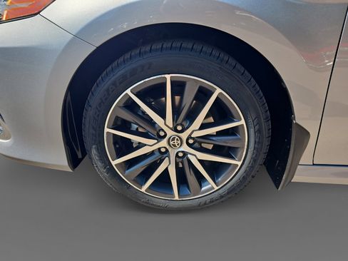 Used 2022 Toyota Camry XLE image 10