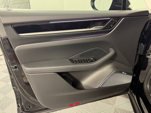 Certified 2025 Porsche Macan 4S Electric AWD/4WD image 13