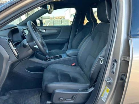 Used 2023 Volvo XC40 Recharge Ultimate image 2