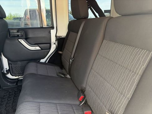 Used 2012 Jeep Wrangler Unlimited Rubicon w/ Connectivity Group AWD/4WD image 29