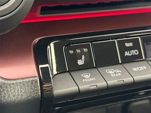 Used 2025 Toyota Prius Plug-In Hybrid image 7