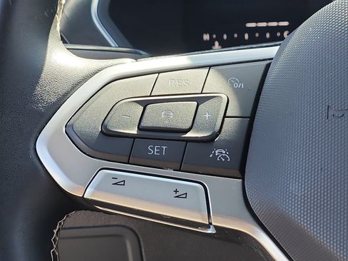 Used 2022 Volkswagen Tiguan SE image 21