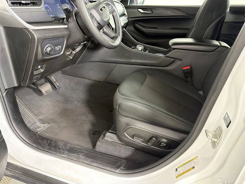 Used 2023 Jeep Grand Cherokee Laredo image 9