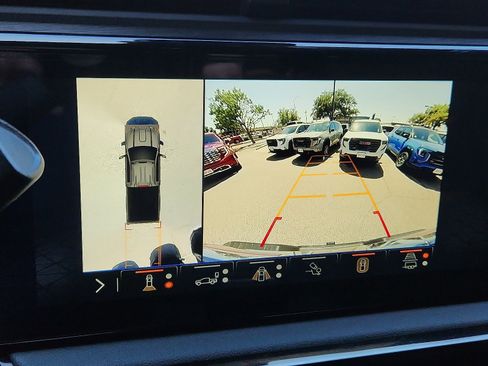 Used 2025 GMC Sierra 2500 AT4 w/ Technology Package AWD/4WD image 17