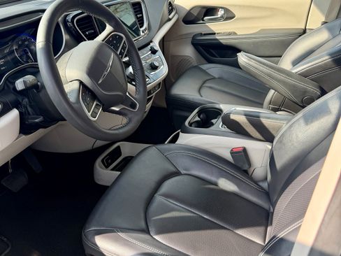 Used 2024 Chrysler Pacifica Touring-L image 8