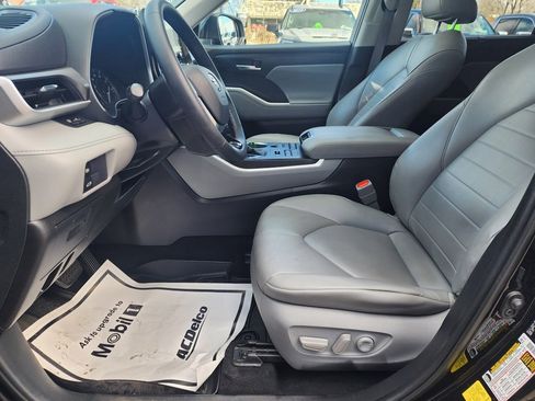 Used 2020 Toyota Highlander XLE image 29