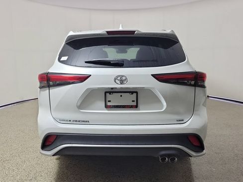Used 2023 Toyota Highlander XSE FWD image 6