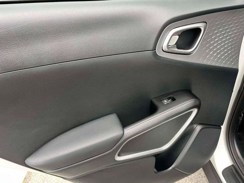 Used 2025 Kia Soul LX w/ LX Technology Package image 5