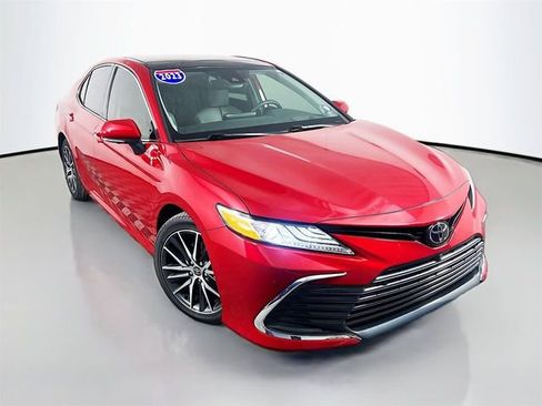 Used 2023 Toyota Camry XLE w/ Navigation Package FWD image 2