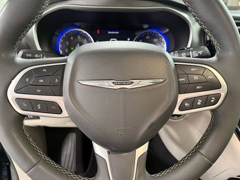 Used 2024 Chrysler Pacifica Touring-L image 17