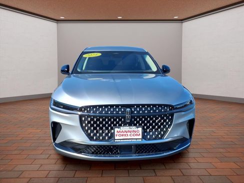 Used 2024 Lincoln Nautilus Premier image 3