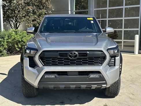 Certified 2025 Toyota Tacoma TRD Off-Road AWD/4WD image 5