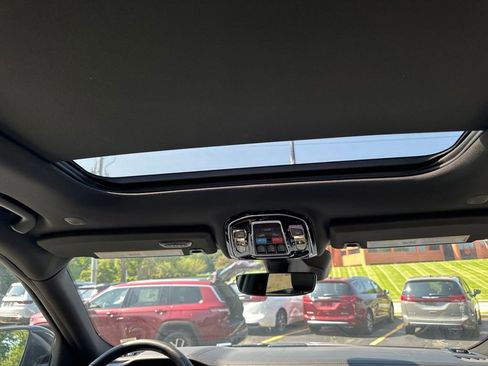 Used 2023 Jeep Grand Cherokee Summit image 17