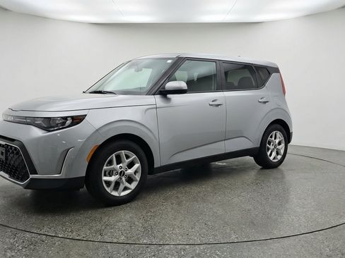 Used 2025 Kia Soul LX w/ LX Technology Package FWD image 3
