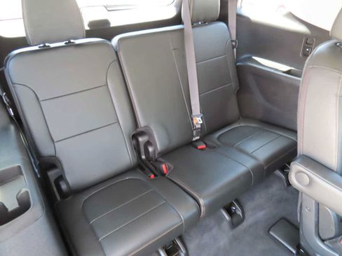 Used 2020 Chevrolet Traverse LT FWD image 16