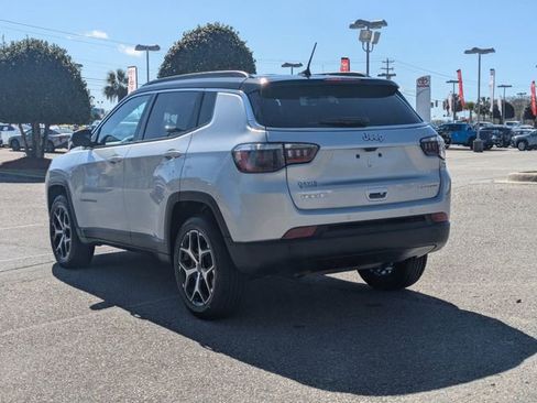 Used 2025 Jeep Compass Limited image 5