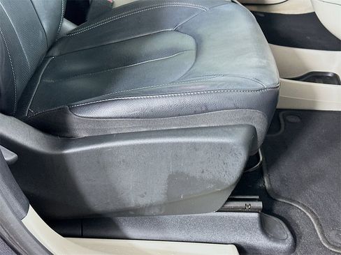 Used 2022 Chrysler Pacifica Touring-L image 23