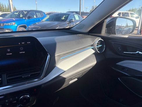 Used 2025 Chevrolet Trax LT w/ LT Convenience Package FWD image 33