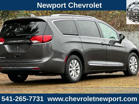 Used 2018 Chrysler Pacifica Touring-L Plus image 4