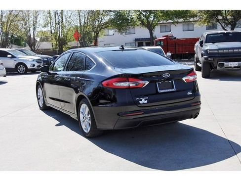 Used 2020 Ford Fusion SE image 2