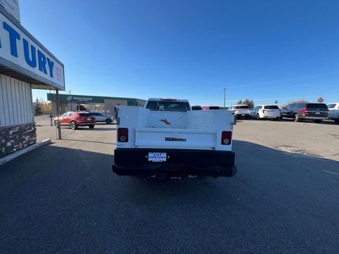 Used 2024 Chevrolet Silverado 2500 LT w/ Convenience Package image 9