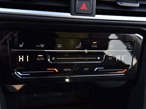 New 2025 Volkswagen Taos SE image 14