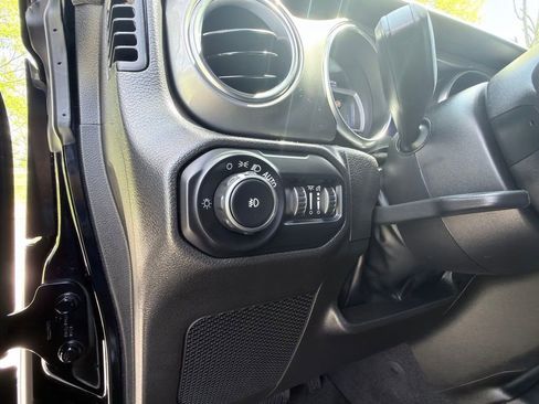 Used 2021 Jeep Wrangler Unlimited Sahara AWD/4WD image 16