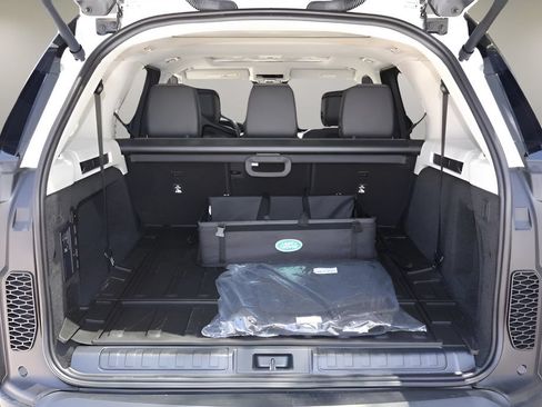 Used 2025 Land Rover Discovery S AWD/4WD image 16