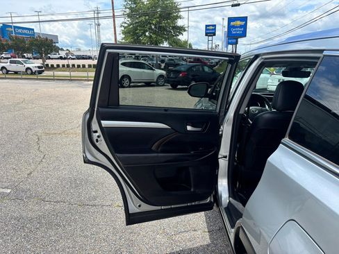 Used 2019 Toyota Highlander XLE FWD image 36
