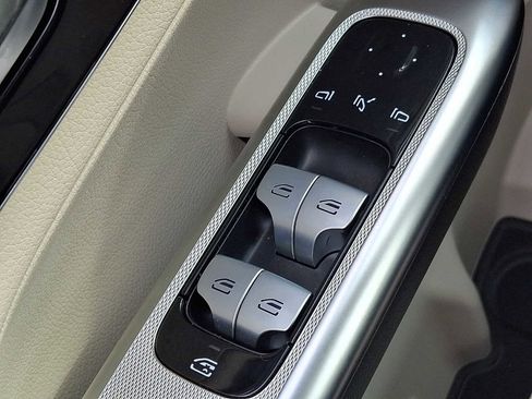 Used 2025 Mercedes-Benz GLC 300 4MATIC image 23