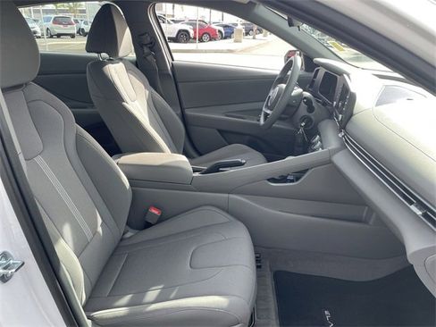 Used 2025 Hyundai Elantra SE image 25