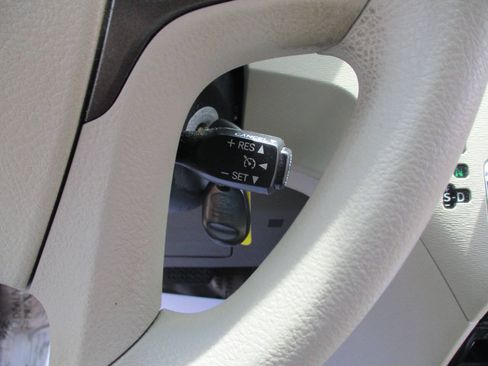 Used 2012 Toyota Sienna FWD image 12