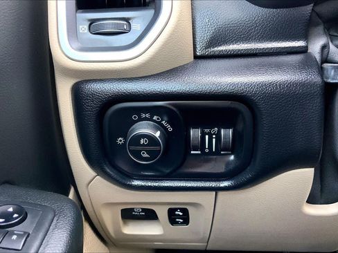 Used 2019 RAM 1500 Big Horn RWD image 33