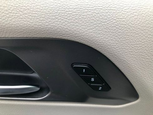 Used 2024 Chrysler Pacifica Touring-L image 14