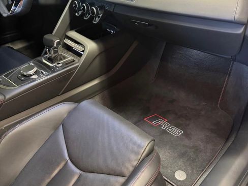 Used 2018 Audi R8 V10 plus w/ Full Leather Package image 18