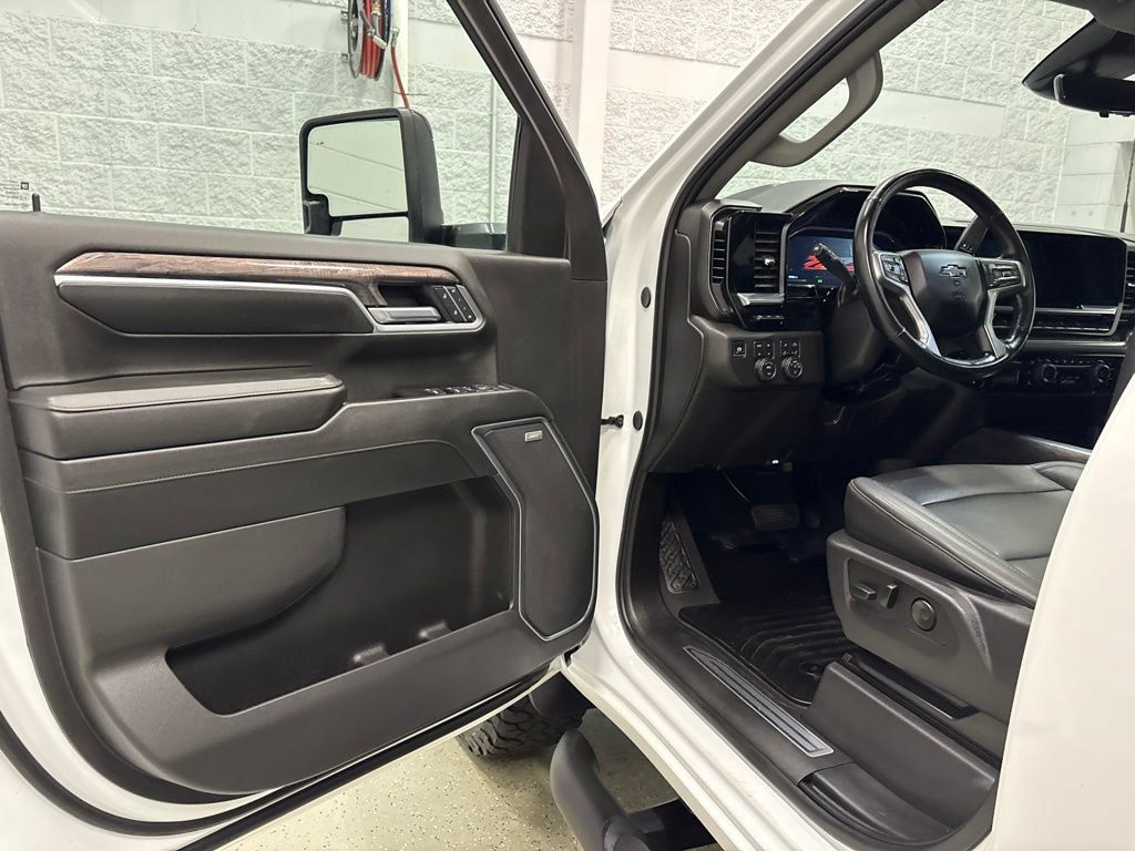 Used 2025 Chevrolet Silverado 3500 LTZ w/ LTZ Plus Package AWD/4WD image 15