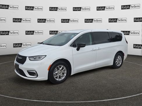 Used 2024 Chrysler Pacifica Touring-L FWD image 2