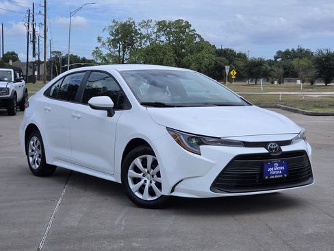 Used 2026 Toyota Corolla LE FWD image 2