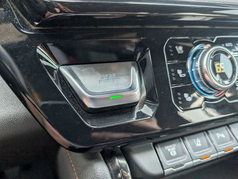 Used 2024 GMC Sierra 2500 AT4 w/ AT4 Premium Plus Package AWD/4WD image 18