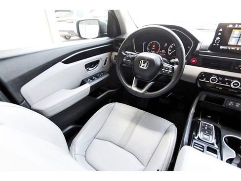 Used 2023 Honda Pilot Touring image 7