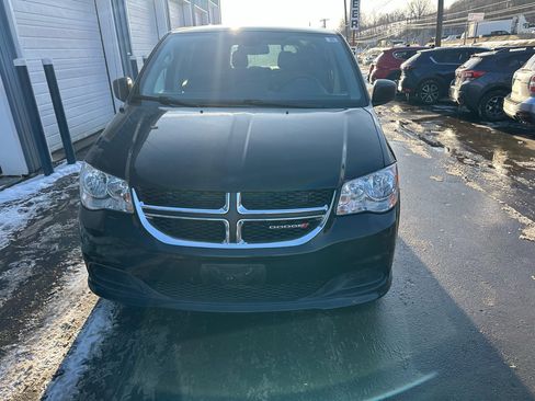 Used 2018 Dodge Grand Caravan SE w/ UConnect Hands-Free Group image 2
