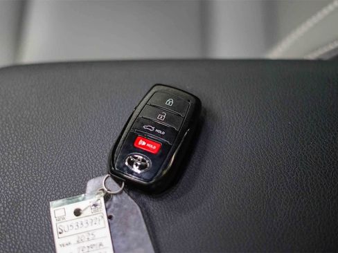 Used 2025 Toyota Camry SE image 30